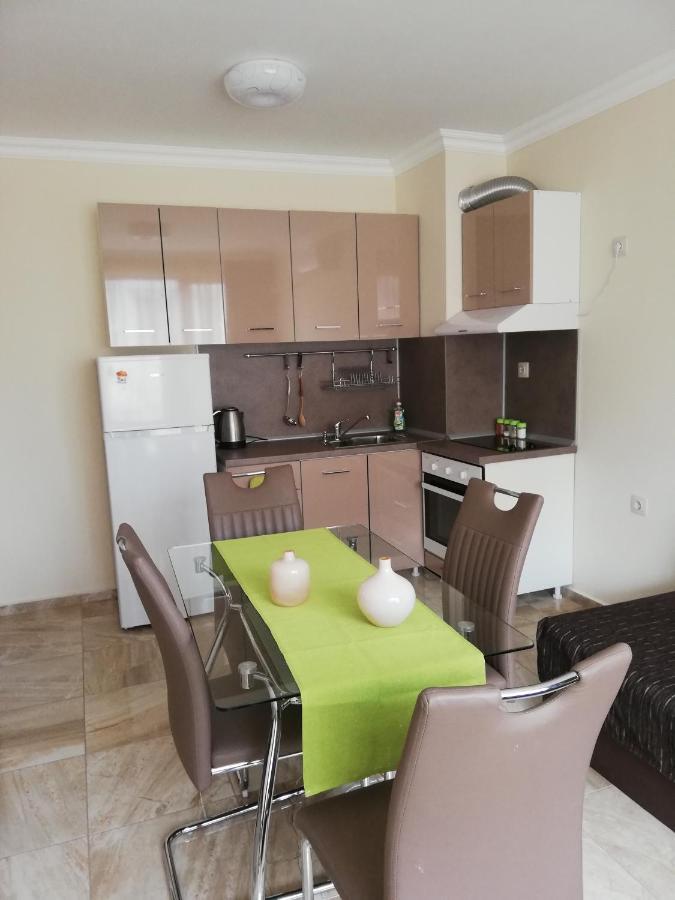 Apartamenti Zhelezovi 포마리 외부 사진